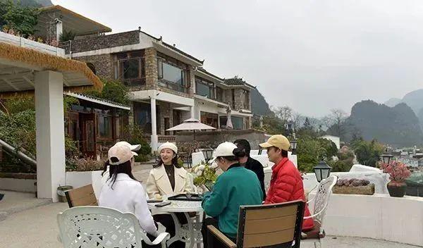 康養(yǎng)勝地 人文興義 萬(wàn)峰林景區(qū)春意盎然，旅游持續(xù)升溫，游客盡享自然與人文交融的公園式觀光服務(wù)